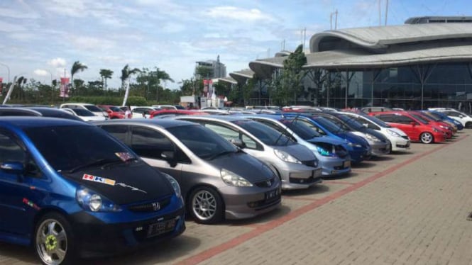 Lebih 2.000 pemilik mobil Honda se-Jabodetabek berkumpul dalam acara Honda Day 2016 di Indonesia Convention Exhibition, Tangerang Selatan, Banten, pada Sabtu, 29 Oktober 2016.