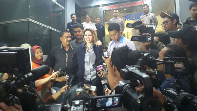 Selebritas Nikita Mirzani menggelar konferensi pers setelah melaporkan Julia Perez alias Jupe kepada Polda Metro Jaya pada Sabtu, 29 Oktober 2016.