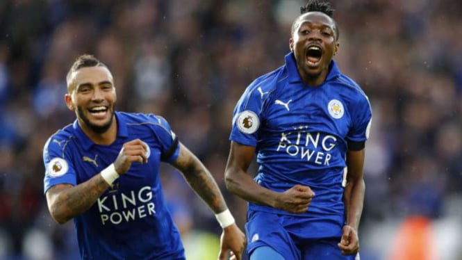 Striker Leicester Ahmed Musa (kanan) merayakan gol.