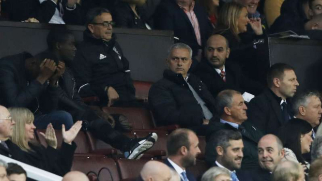 Bos Manchester United Jose Mourinho duduk di antara penonton.