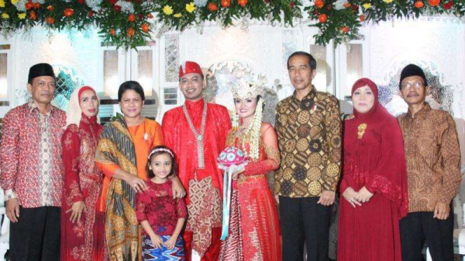 Presiden Jokowi dan istri menghadiri pernikahan warga Depok.