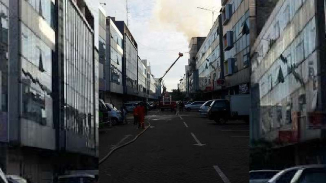 Petugas berjuang padamkan api di area Mall Of Indonesia (MOI)