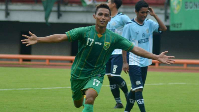 Pemain Persebaya Surabaya, Taufan Hidayat rayakan gol ke gawang Persema Malang