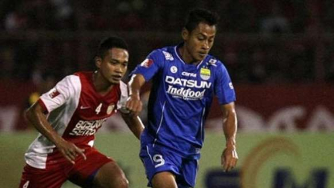 Samsul Arif saat membela Persib Bandung (kanan).