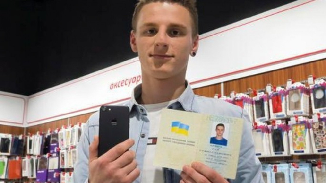 Pria mengubah nama menjadi iPhone 7 menunjukkan iPhone 7 di tangan kanan dan nama iPhone 7 di paspornya. 