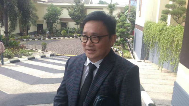 Pengacara Dahlan Iskan, Pieter Talaway, saat ditemui wartawan di kantor Kejaksaan Tinggi Jatim pada Senin, 31 Oktober 2016.