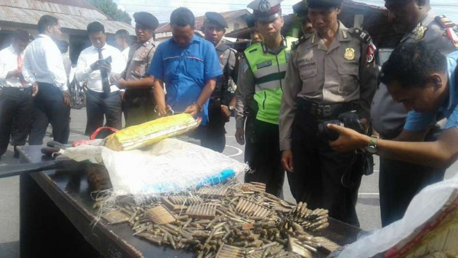 Ribuan butir amunisi dan sejumlah senjata rakitan serta bom milik mantan anggota Laskar Jihad Ambon saat diserahkan ke kepolisian setempat, Senin (31/10/2016)