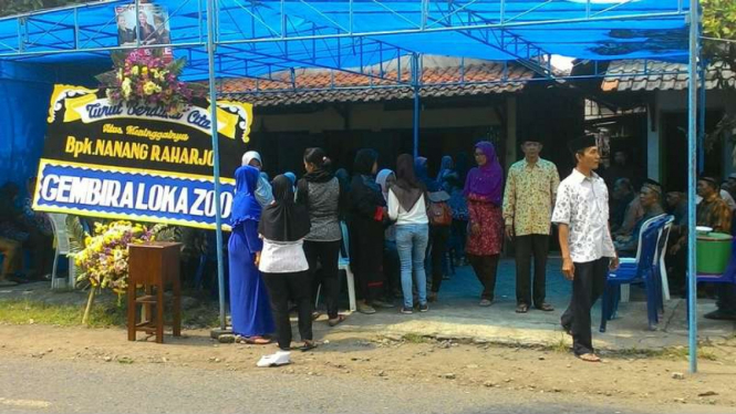 Suasana rumah duka almarhum Nanang Raharjo, pawang Kuda Nil di Gembira Loka Zoo Yogyakarta yang tewas ditembak orang tak dikenal, Senin (31/10/2016)