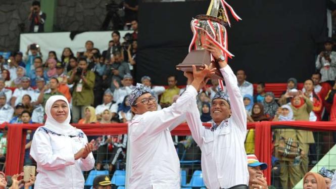 Gubernur Jawa Barat, Ahmad Heryawan merayakan trofi juara umum Peparnas 2016