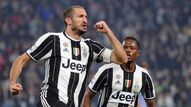 Pemain belakang Juventus, Giorgio  Chiellini (kiri).