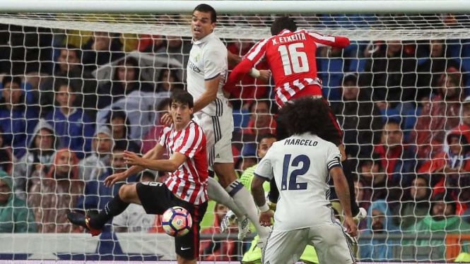 Pemain belakang Real Madrid, Pepe (kedua dari kiri)