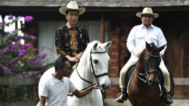 Presiden Jokowi bersama Prabowo Subianto.