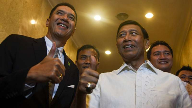 Ketua Umum PP PBSI, Wiranto (kanan)