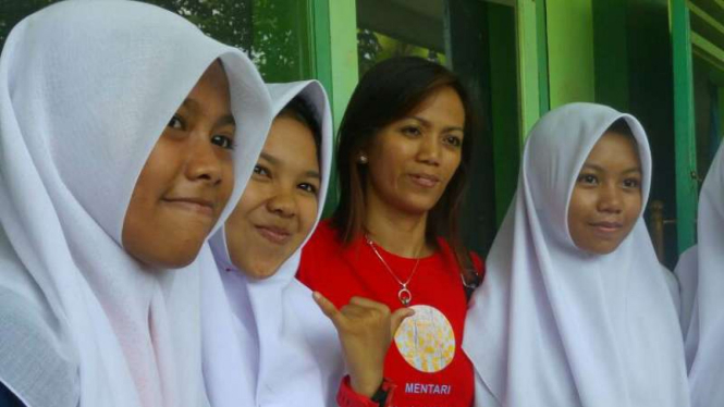  Ima Matul Maisaroh (ketiga dari kiri), mantan TKI dan anggota Dewan Penasihat Barack Obama, bersama sejumlah siswi MTs Miftahul Ulum Kabupaten Malang pada Senin, 31 Oktober 2016.