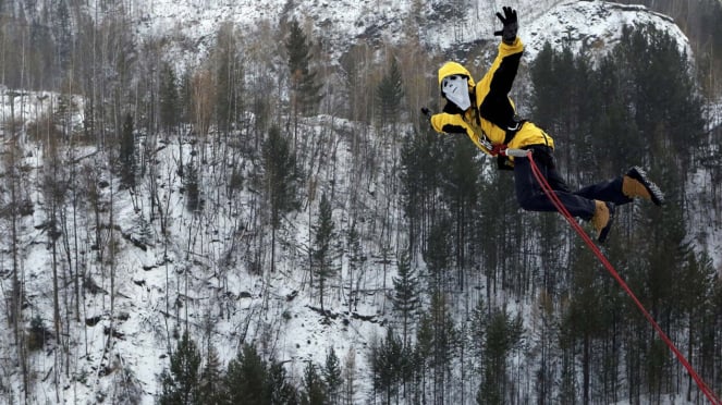 uji nyali bungge jumping peringati halloween