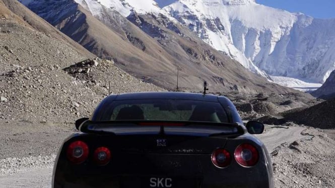 Nissan GTR melintasi jalur menuju base camp Utara Gunung Everest.