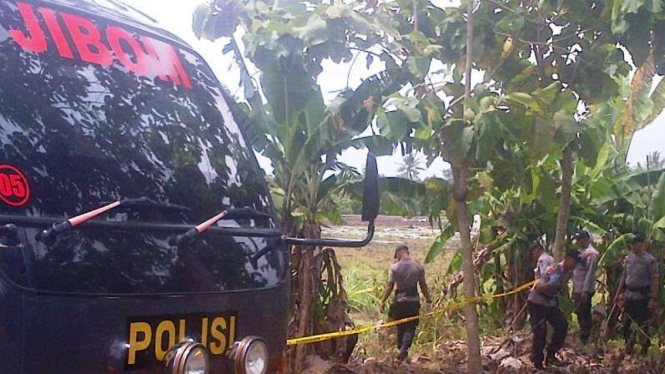 Polisi menyelidiki lokasi ledakan.