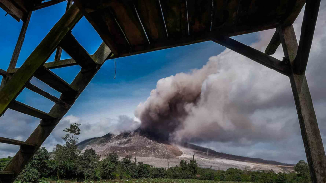 Aktivitas erupsi Gunung Sinabung di Kabupaten Karo Sumatera Utara