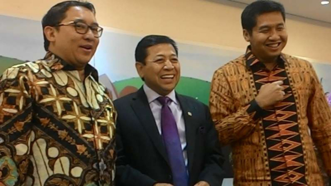Ketua DPR Setya Novanto (tengah) dan Wakil Ketua DPR Fadli Zon (kiri). 