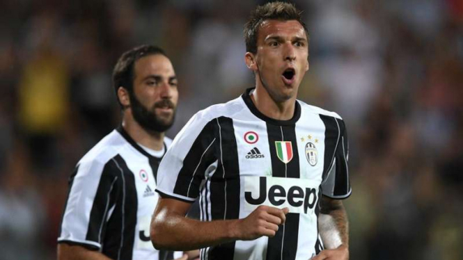 Penyerang Juventus, Gonzalo Higuain (kiri) dan Mario Mandzukic.