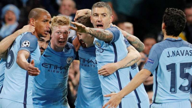 Para pemain Manchester City merayakan gol.