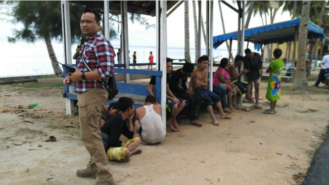 Sejumlah Tenaga Kerja Indonesia (TKI) ilegal yang bisa diselamatkan usai kapal mereka terbalik di perairan Nongsa Batam Kepulauan Riau, Rabu (2/11/2016)