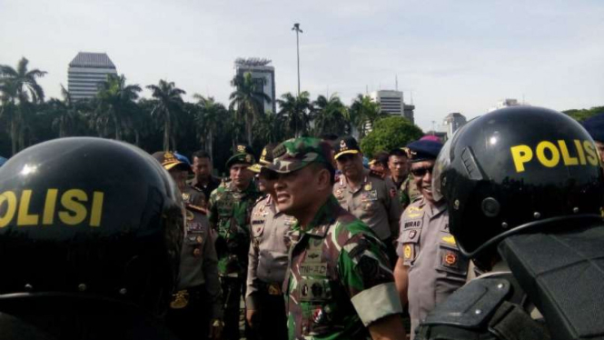 Panglima TNI Jenderal Gatot Nurmantyo usai pimpin apel di Lapangan Monas (02/11)