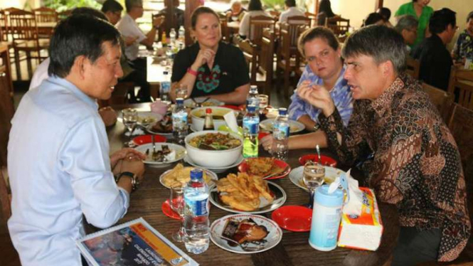 Dubes Amerika Serikat, Brian McFeeters, dan Wali Kota Manado, Vicky Lumentut, menyantap bubur khas Manado di kawasan kuliner Wakeke pada Rabu, 2 November 2016.