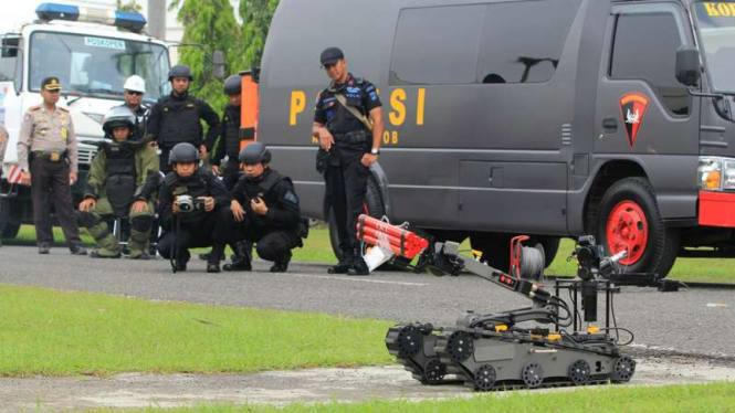  Ilustrasi/Petugas Penjinak Bom Gegana Polda Jawa Barat mengoperasikan robot untuk mengamankan barang yang diduga bom saat simulasi teror bom, Rabu (2/11/2016)
