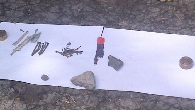 Sejumlah benda seperti paku, pecahan logam dan kaca yang ditemukan usai ledakan bom rakitan di Bantul Yogyakarta, Rabu (2/11/2016)