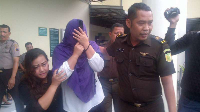 Terdakwa kasus penyelundupan sabu-sabu seberat 97 kilogram menangis usai menjalani sidang di di Pengadilan Negeri Semarang pada Rabu, 1 November 2016.
