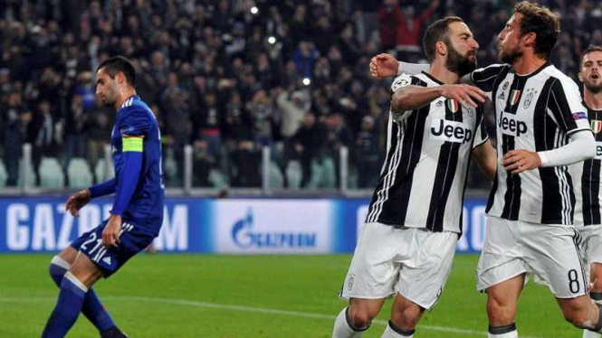 Penyerang Juventus, Gonzalo Higuain (kiri) merayakan gol 