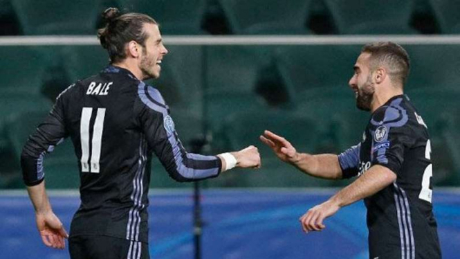 Pemain Real Madrid, Gareth Bale (kiri) merayakan gol