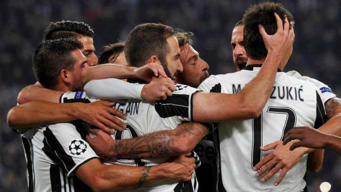 Para pemain Juventus merayakan gol