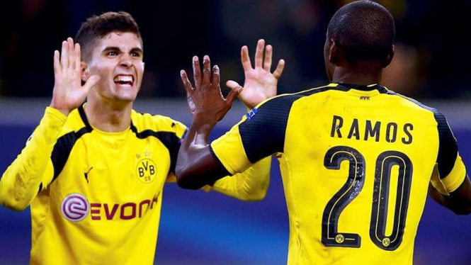Pemain Borussia Dortmund, Adrian Ramos, merayakan gol