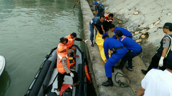 Evakuasi korban kapal karam di Gresik