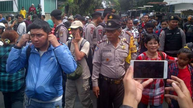 Puluhan personel polisi dan TNI amankan kunjungan Ahok di Pejaten.