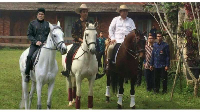 Salah satu gambar meme lucu soal pertemuan Presiden Joko Widodo dan Prabowo Subianto yang sedang menunggang kuda di Hambalang Jawa Barat.
