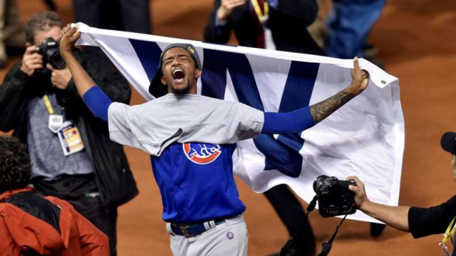 Pemain Chicago Cubs, Carl Edward Jr, merayakan juara MLB