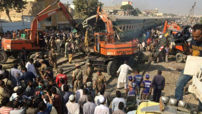 Proses evakuasi korban kecelakaan kereta api di Pakistan.