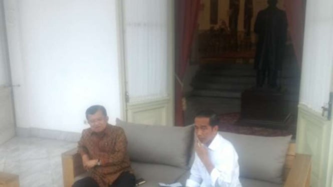 Presiden Jokowi dan Wapres JK di beranda Istana.