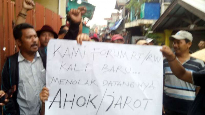 Warga Kalibaru, Jakarta Utara, tolak kedatangan Djarot Saiful Hidayat.