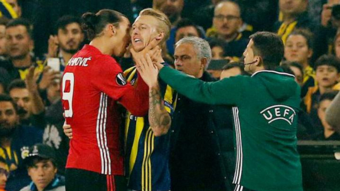 Bintang MU Zlatan Ibrahimovic mencekik bek Fenerbahce Simon Kjaer