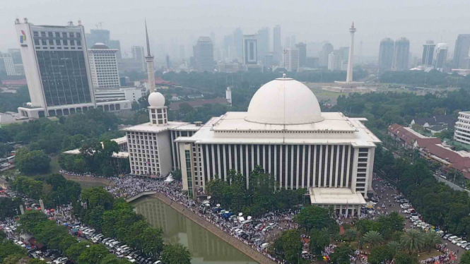 Suasana aksi di sekitar Masjid Istiqlal, Jakarta, Jumat, 4 November 2016.