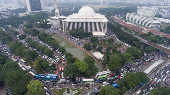 Suasana Masjid Istiqlal yang menjadi titik pusat berkumpul peserta demo Tangkap Ahok di Jakarta atas dugaan tindakan penodaan agama, Jumat (4/11/2016)