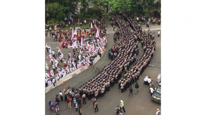 Ratusan personel kepolisian bersiaga menjaga pelaksanaan demo protes penodaan agama yang di Jakarta, Jumat (4/11/2016)