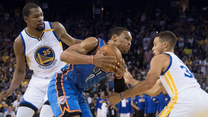 Pemain Oklahoma City Thunder, Russell Westbrook, hadapi Golden State Warriors