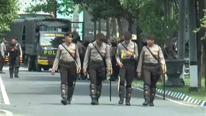 Suasana di Markas Polda Jatim menyambut pendemo yang dikabarkan berjalan dari Masjid Al Akbar Surabaya pada Jumat siang, 4 November 2016.