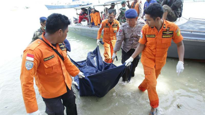 Tim SAR saat mengevakuasi seorang warga yang tenggelam beberapa waktu lalu. 