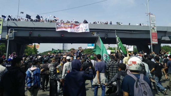 Puluhan ribu massa di Makassar turun ke jalan tuntut Ahok ditangkap